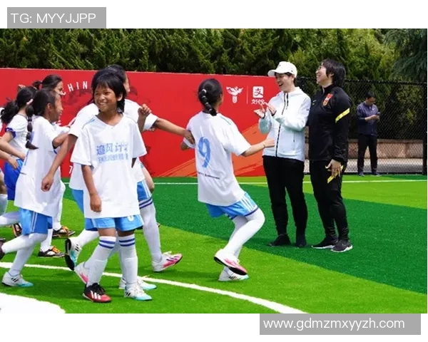 孩子与足球明星亲密合影瞬间展现梦想与激情的完美结合